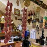 Su una trave posta in alto, invece, sono appese delle salsicce �a catena�